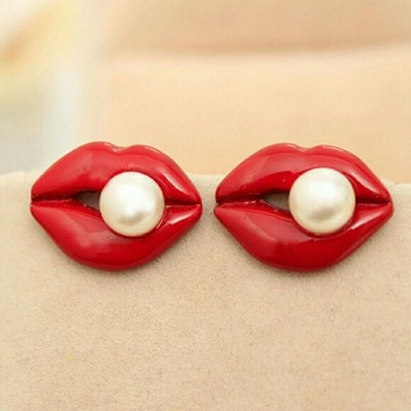 Lips and Pearls Earrings💋 - Picture 1 of 2